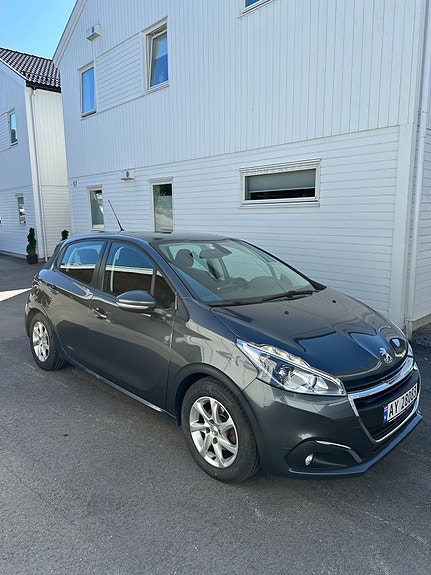 Peugeot 208 3 of 22