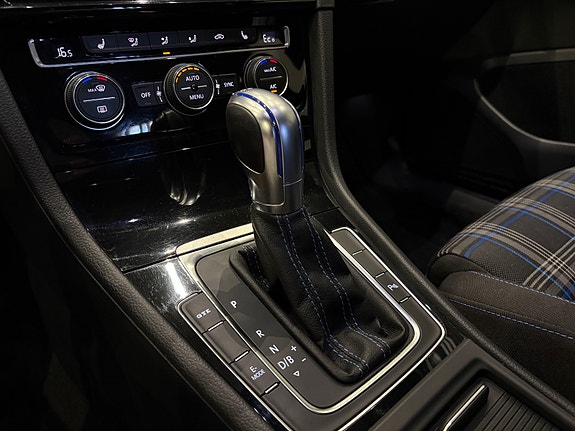 Volkswagen Golf VII 29 of 30