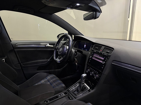 Volkswagen Golf VII 18 of 30
