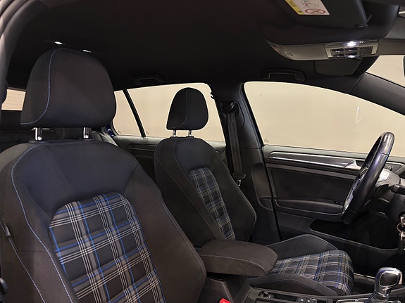 Volkswagen Golf VII 17 of 30