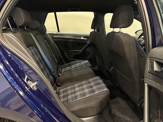 Volkswagen Golf VII 19 of 30