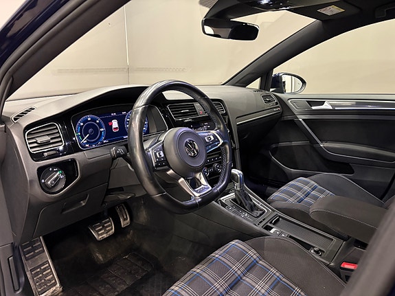 Volkswagen Golf VII 14 of 30