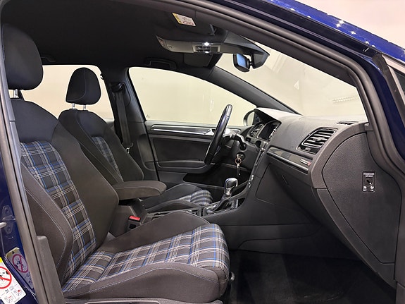 Volkswagen Golf VII 16 of 30