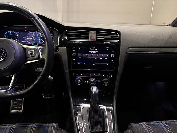 Volkswagen Golf VII 23 of 30
