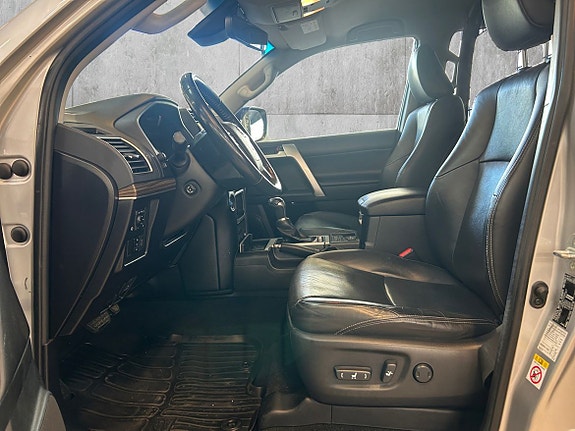 Toyota Land Cruiser 10 of 30