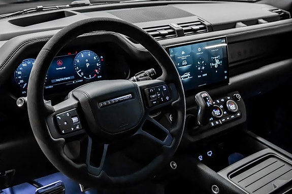 Land Rover Defender 110 18 of 30