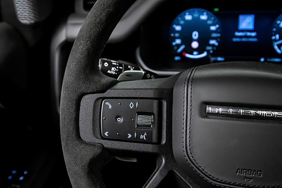 Land Rover Defender 110 17 of 30