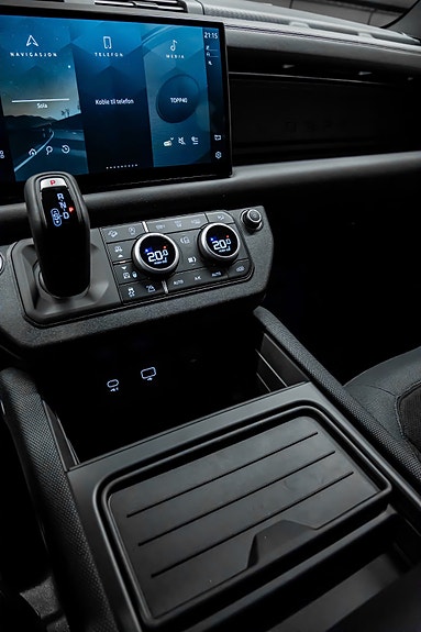 Land Rover Defender 110 24 of 30