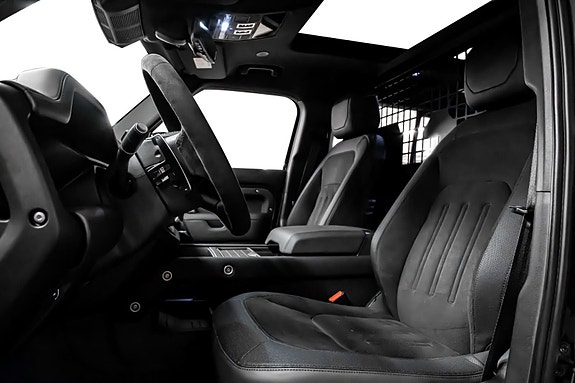 Land Rover Defender 110 15 of 30