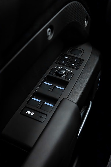 Land Rover Defender 110 13 of 30