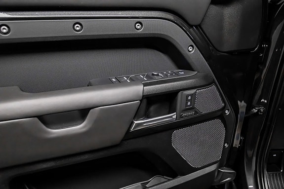 Land Rover Defender 110 12 of 30