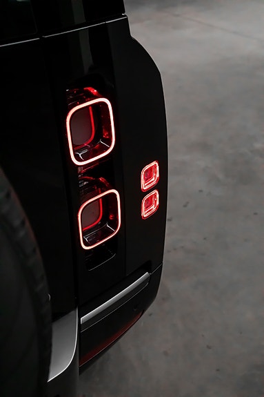 Land Rover Defender 110 9 of 30