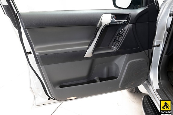 Toyota Land Cruiser 7 of 30