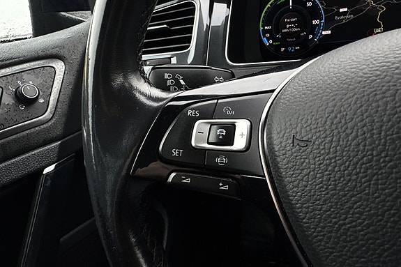 Volkswagen e-Golf VII 18 of 28