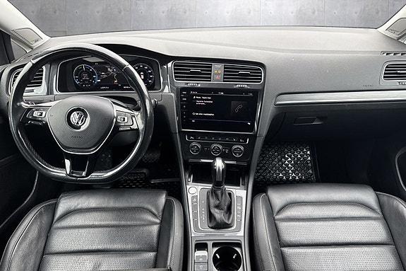 Volkswagen e-Golf VII 16 of 28