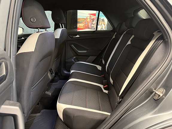 Volkswagen T-Roc 26 of 29