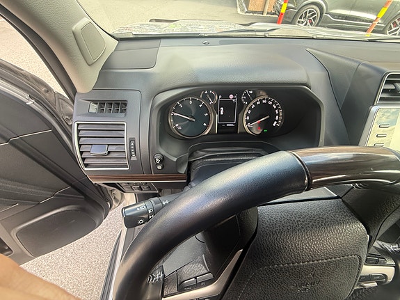 Toyota Land Cruiser 5 of 13