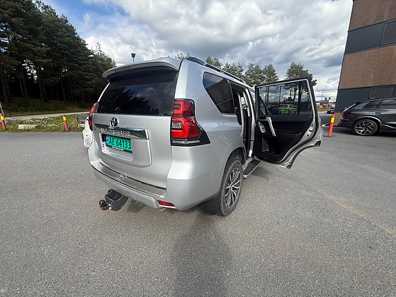 Toyota Land Cruiser 2 of 13