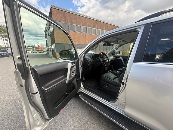 Toyota Land Cruiser 6 of 13