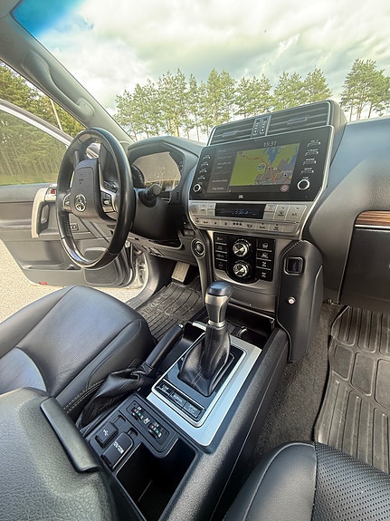 Toyota Land Cruiser 8 of 13