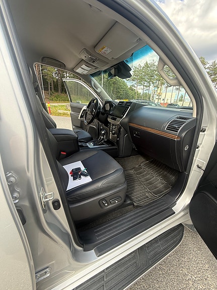 Toyota Land Cruiser 7 of 13