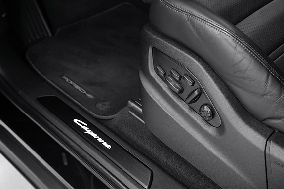 Porsche Cayenne 16 of 30
