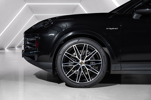 Porsche Cayenne 8 of 30