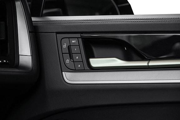 Porsche Cayenne 26 of 30