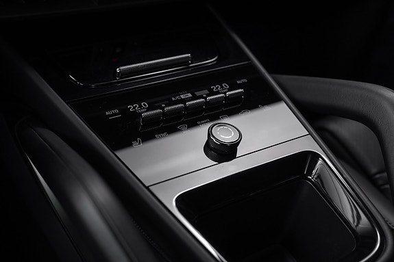 Porsche Cayenne 24 of 30