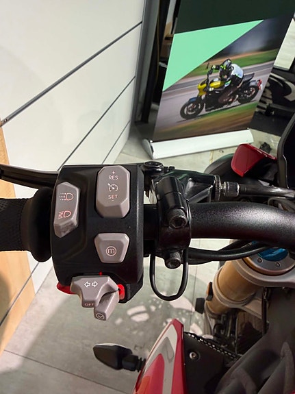 Triumph Speed Triple 1200 RS 8 of 8