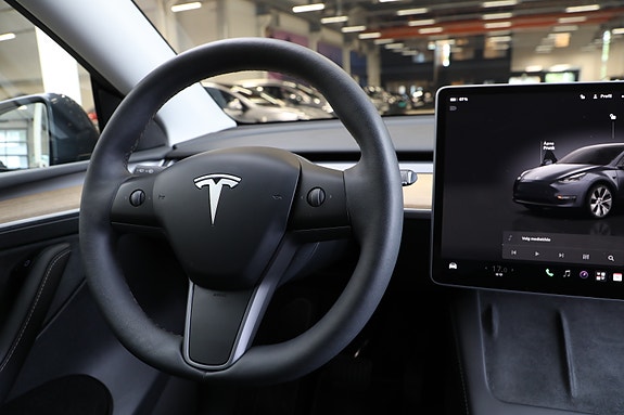 Tesla Model Y 15 of 28