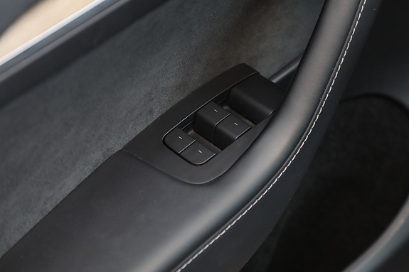 Tesla Model Y 19 of 28