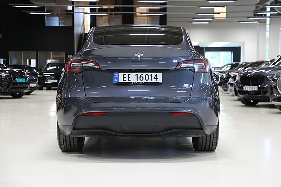 Tesla Model Y 7 of 28