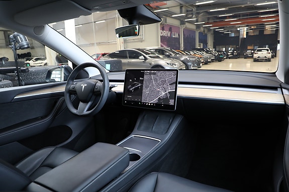 Tesla Model Y 13 of 28