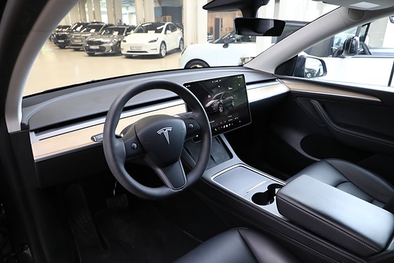 Tesla Model Y 18 of 28