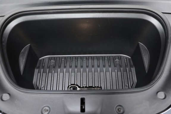 Tesla Model Y 12 of 28