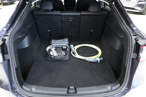 Tesla Model Y 10 of 28