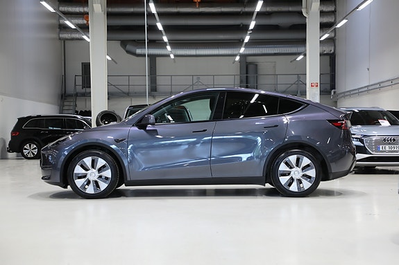 Tesla Model Y 4 of 28