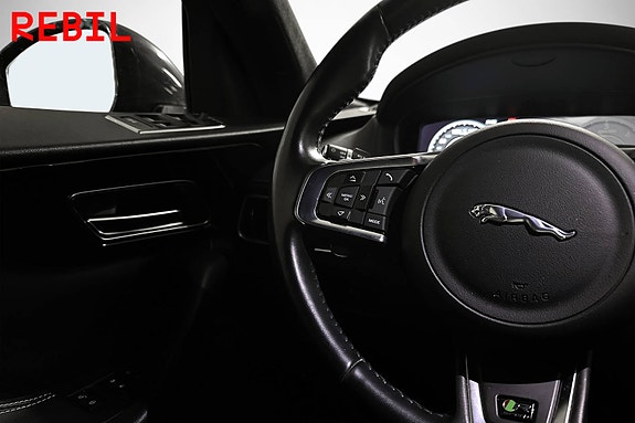 Jaguar F-PACE 13 of 21