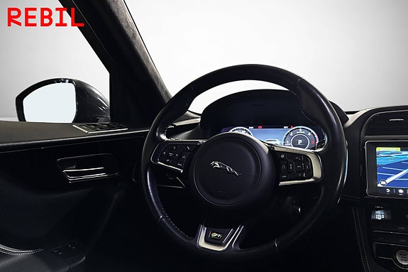 Jaguar F-PACE 12 of 21