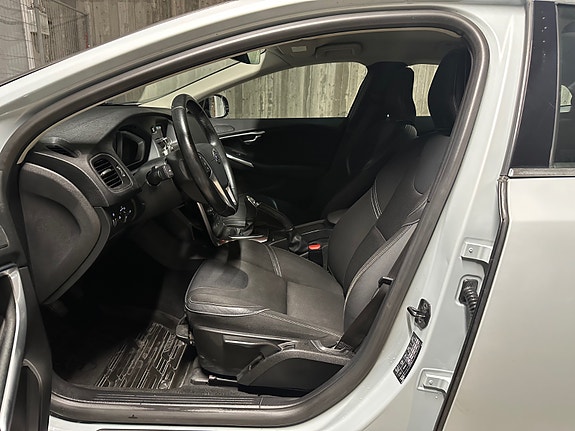 Volvo V40 19 of 30