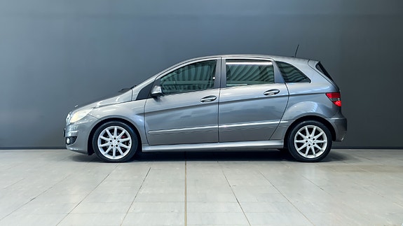 Mercedes-Benz B180 2 of 25