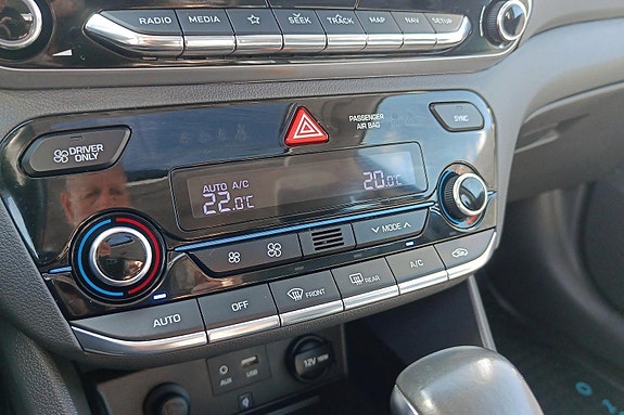 Hyundai IONIQ 15 of 30