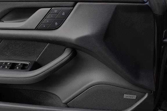 Porsche Taycan Cross Turismo 18 of 30
