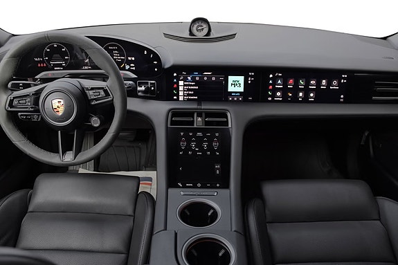 Porsche Taycan Cross Turismo 10 of 30