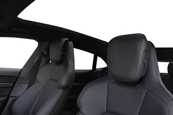 Porsche Taycan Cross Turismo 16 of 30