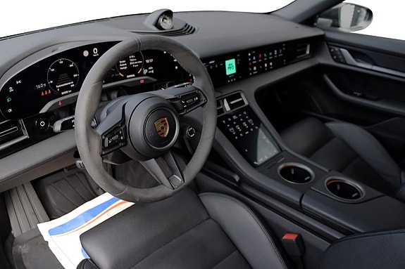 Porsche Taycan Cross Turismo 11 of 30