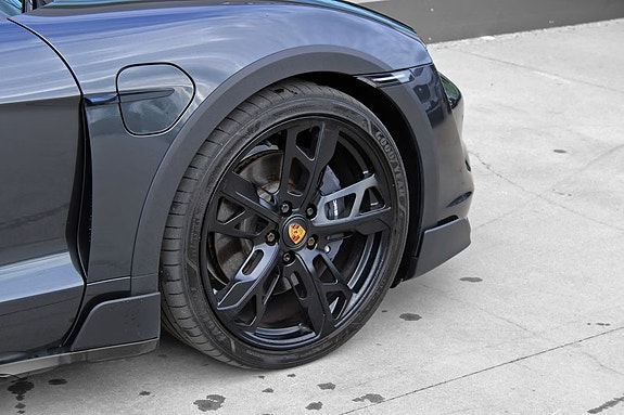 Porsche Taycan Cross Turismo 9 of 30