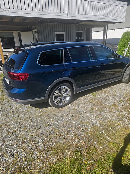 Volkswagen Passat Alltrack 3 of 12