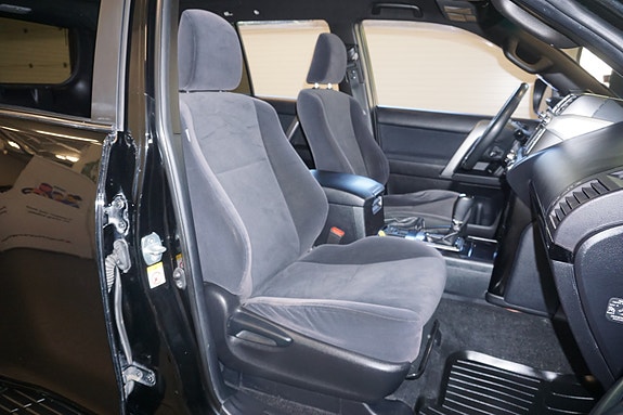 Toyota Land Cruiser 26 of 30
